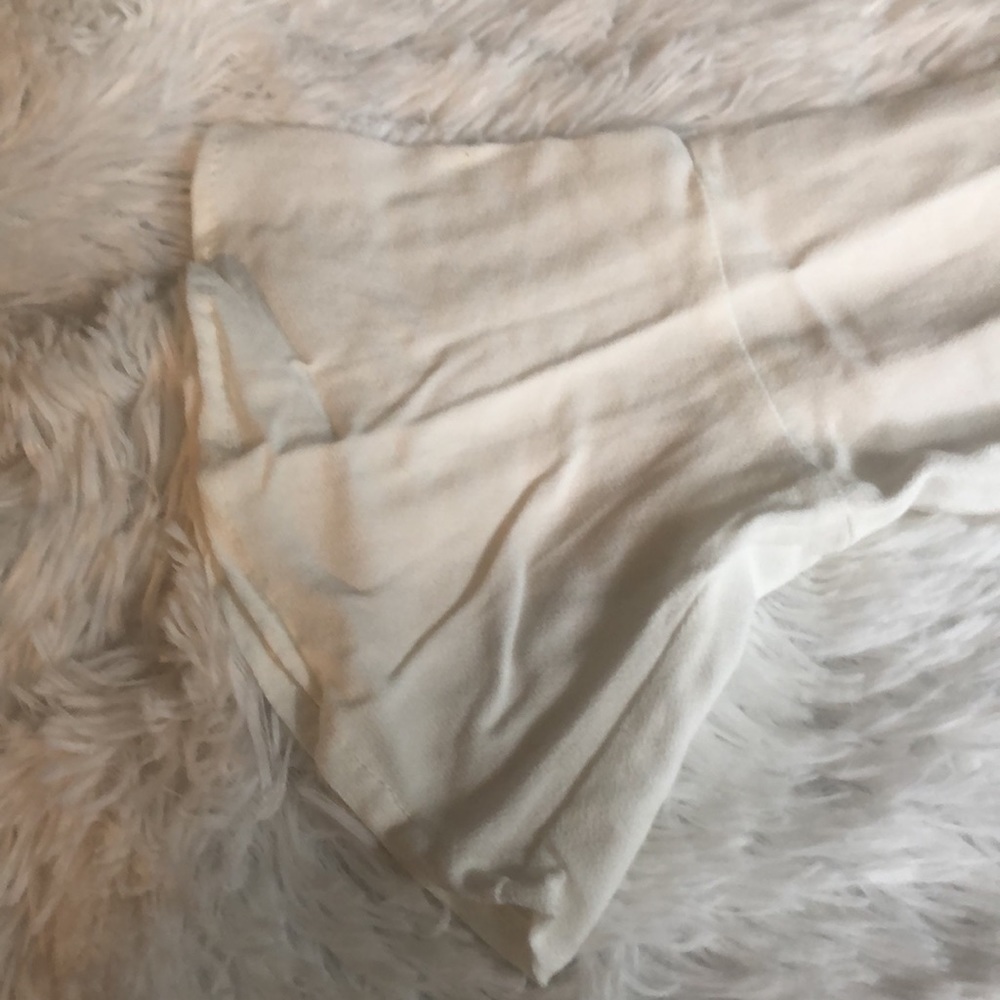 Lulu’s NWT white bell sleeve wrap top 🔥 - Picture 6 of 8